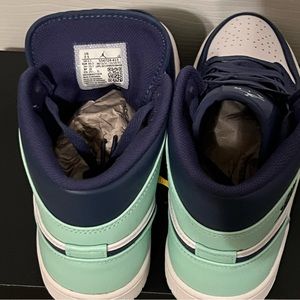 Air Jordan 1 Mid. Adult size W9/M7.5